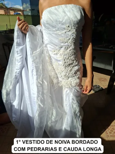 Vestido de Noiva Bordado com Pedrarias e Cauda Longa