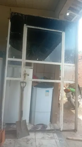 Vendo porta de ferro