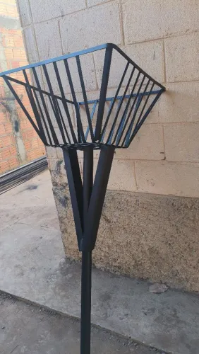 Lixeiras/portões/grades/ andaimes etc.