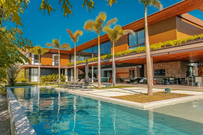Luxo, conforto e tecnologia traduzem essa extraordinária residência.