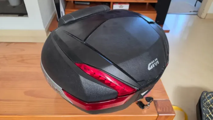 ::: Baú Givi Monokey V47 + Encosto + Forração interna (sem a base)