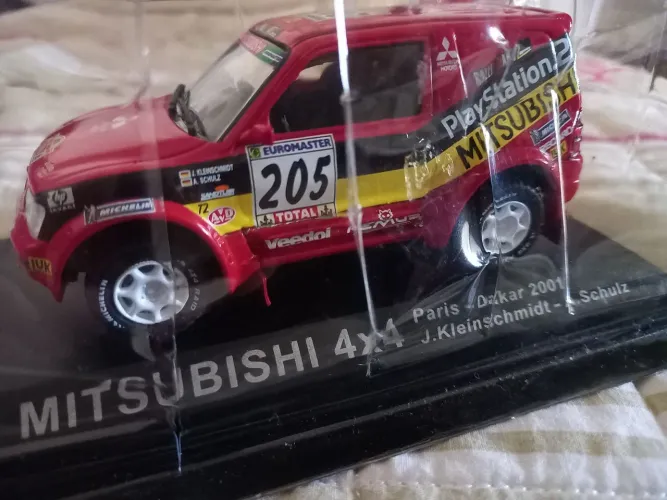 Miniatura Mitsubishi 4x4 Paris Dakar 2001 escala 1/43