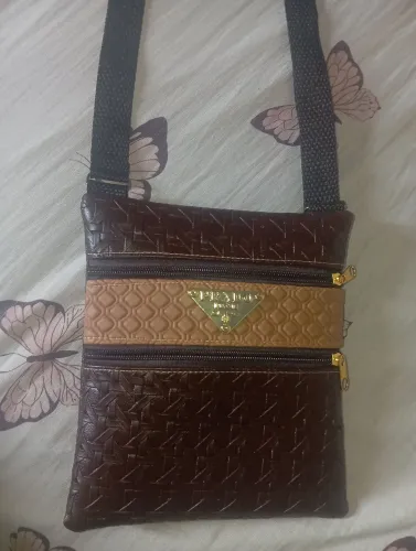 Bolsa de ombro quadrada feminina marrom e bege 