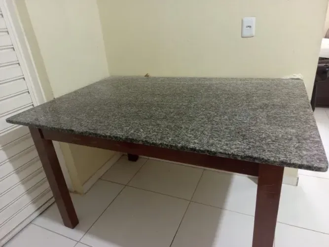 Mesa de Granito com Pés em Pau-d'arco