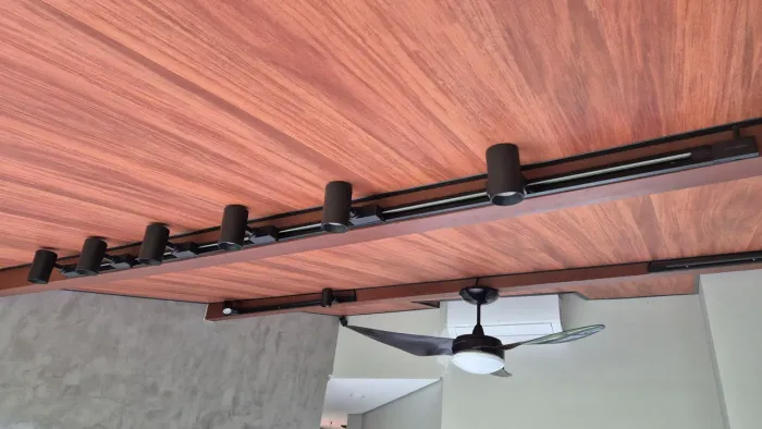 Trilho Eletrificado Preto de 2 Metros para Spot