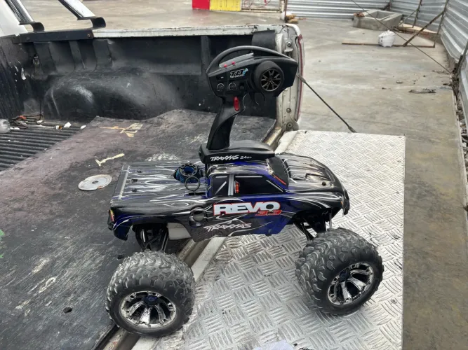 Automodelo Traxxas Revo 3.3 nitro funcionando