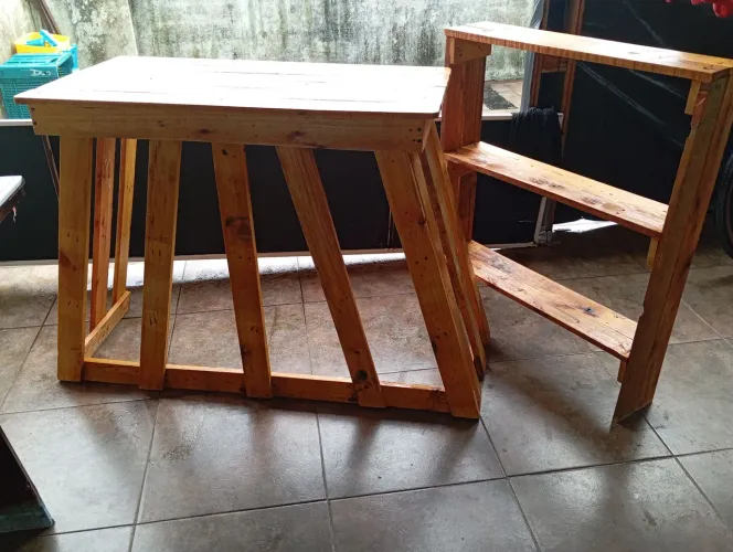 Conjunto de mesa e estante de palete