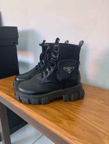 bota coturno preto com bolsinha removível 
