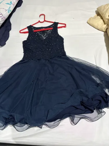 Vestido azul de festa com brilho e pérolas