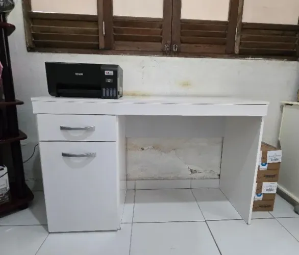 Escrivaninha Branca com Gaveta e Porta - Ótimo Estado!
