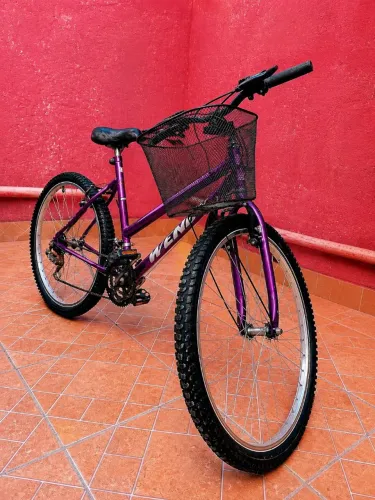 Bicicleta aro 26 com Marcha e cesto frontal 