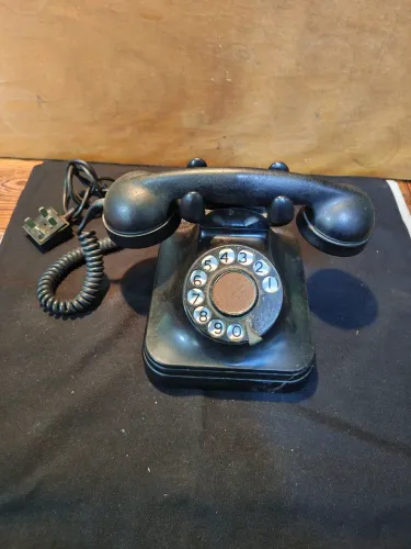Antigo telefone em baquelite
