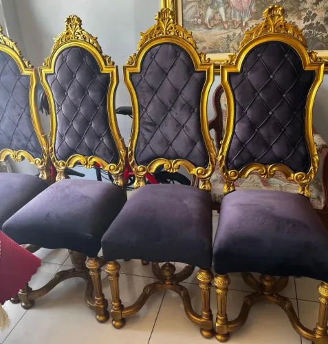 VENDO JOGO DE 4 CADEIRAS BANHADAS A OURO ESTÃO MUITO BEM CONSERVADAS. VALOR,: 6.000,00 R$.