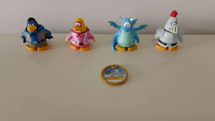 Club Penguin Conjunto de 4 bonecos com moeda