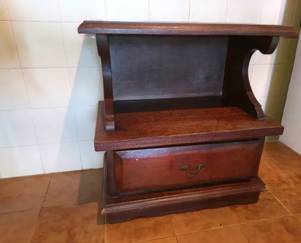 Mesinha de madeira maciça