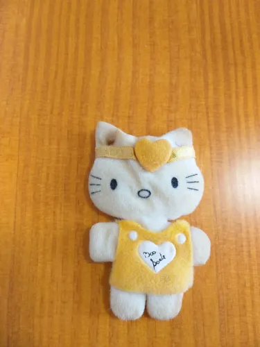 Boneca Hello Kitty pequena colecionável na cor amarela