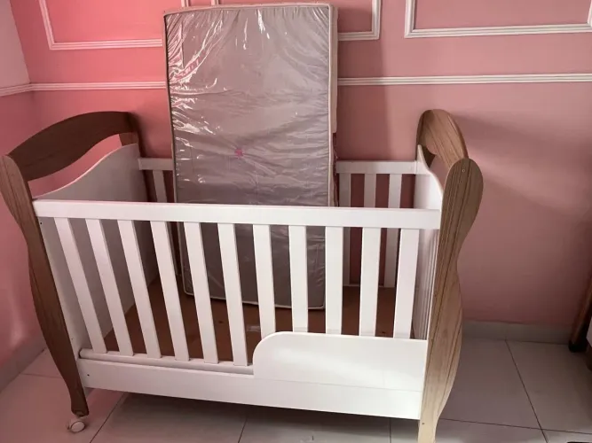 KIT DE BERÇO E CÔMODA E COLCHÃO R$750