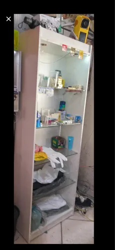 Expositor mdf com prateleira de vidro