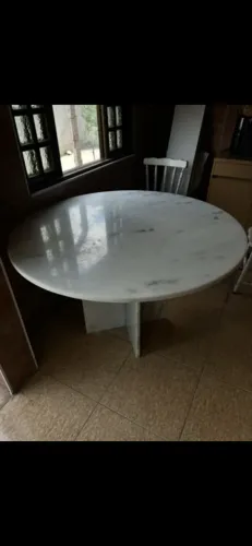 Mesa de mármore branco