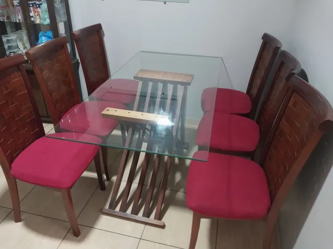 Mesa de vidro com 06 cadeiras.
