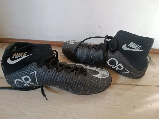 Chuteira futsal número 39 Nike Cr7