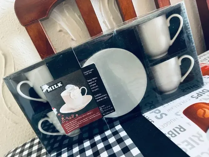Conjunto de xícara e pires de café em porcelana
