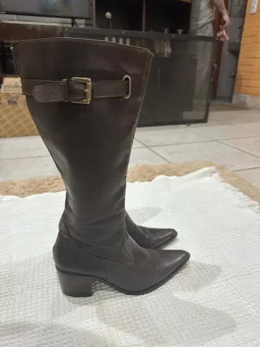 bota de couro cano longo marrom 35