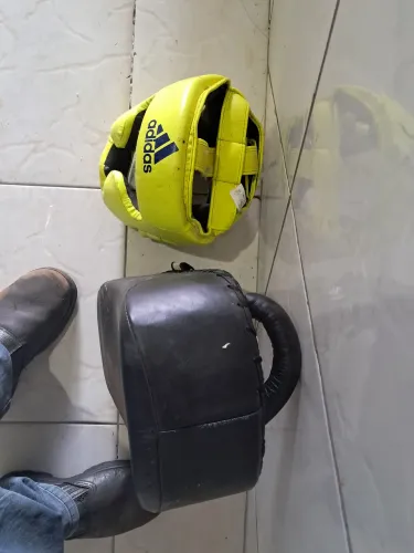 Aparador de chutes e capacete adidas pouquíssimo uso 