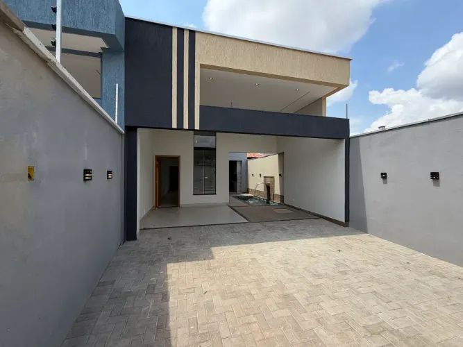 Casa com 3 Quartos, Piscina e Churrasqueira atrás da Toyota