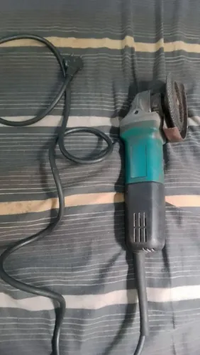 Vende-se esmerilhadeira makita