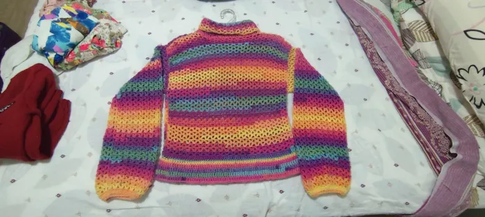 Blusa de crochê colorido arco-íris