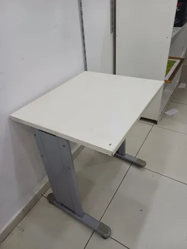 Mesa de escritorio pequena