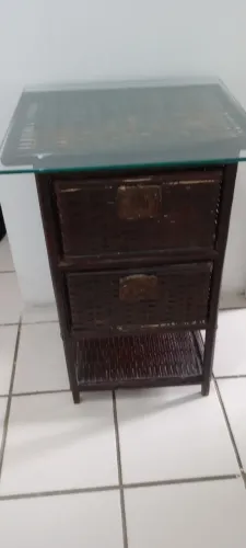 Mesinha de canto de palha com vidro de tampo