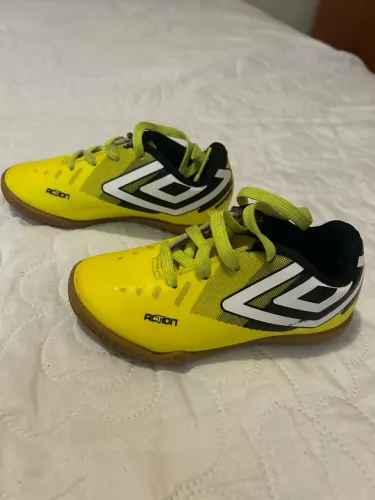 Chuteira Umbro Action Infantil Masculina - Tamanho 24 ?