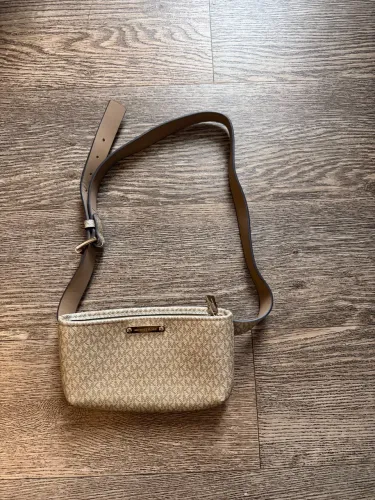 Michael Kors pequena transversal, em monograma claro/dourado NOVA