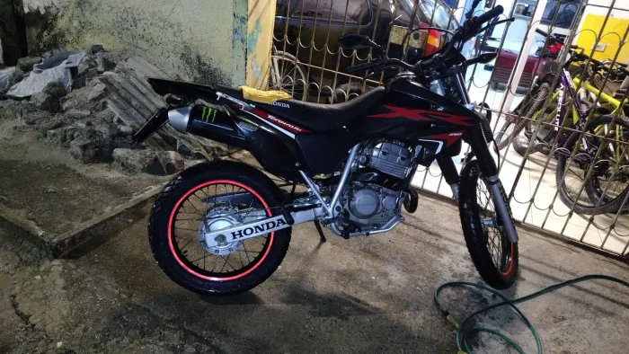 Vendo e troco essa XR 250 Tornado ano 2008 13.000