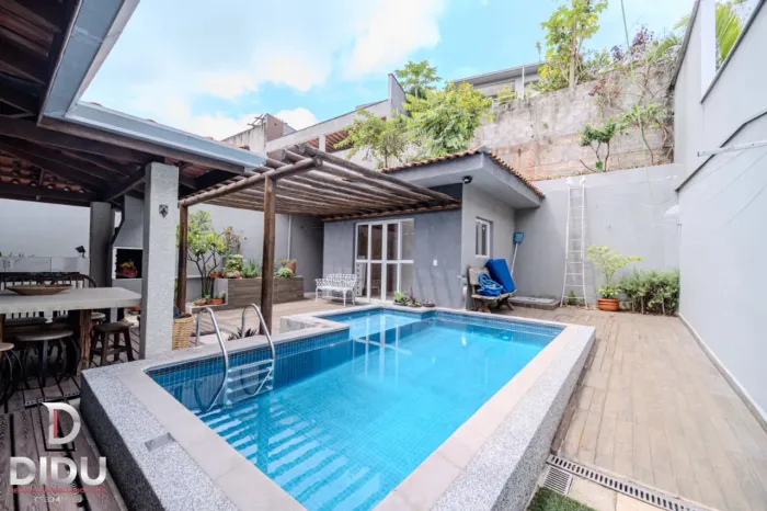 Casa no condomínio Village Los Angeles para venda com 4 quartos, sendo 3 suítes, 248m²