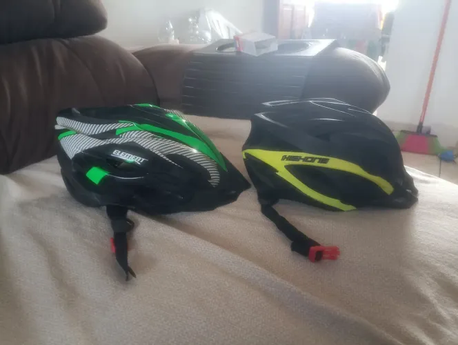 Dois capacetes de ciclismo
