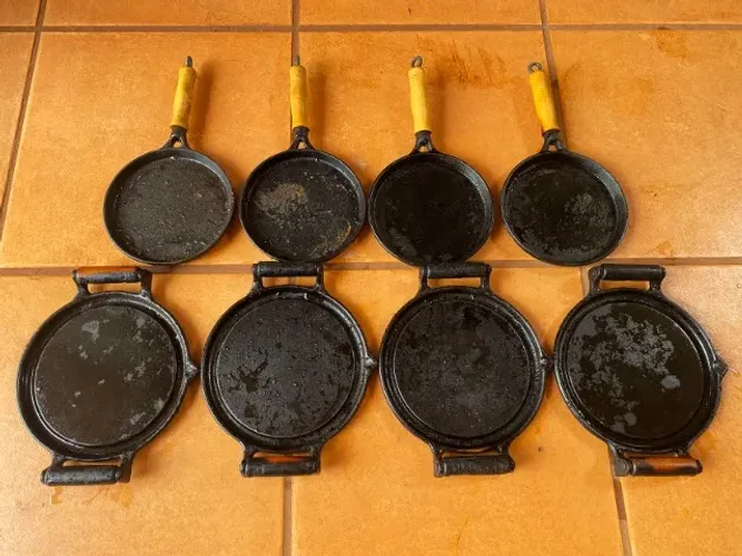 Conjunto com 4 Bifeteiras + 4 Frigideiras Ferro Fundido Cabo de Madeira
