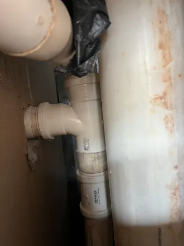 Pedreiro moro na região de Cotia contra piso reboco alvenaria e a azulejo