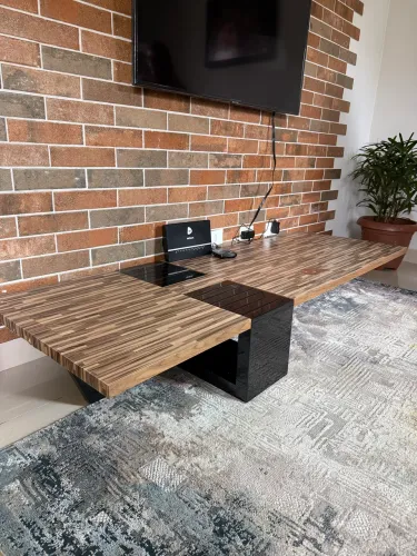 Mesa de centro em madeira com pés pretos robusto
