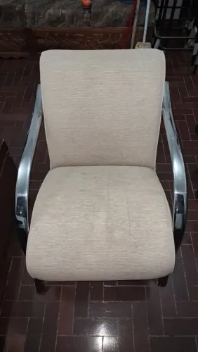 Poltrona Decorativa Estofada com Braços Cromados