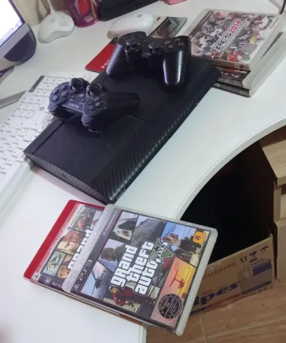 Vende-se Playstation 3 semi-novo com 2 controles e vai com 6 jogos de brinde ?