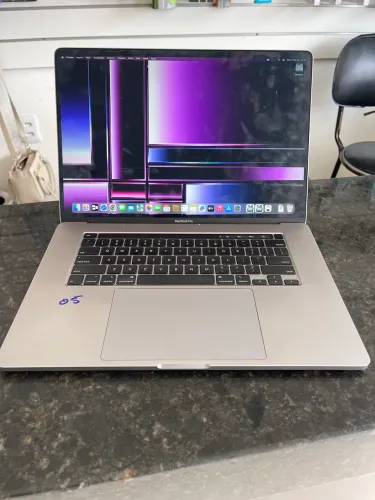 MacBook Pro 16 polegadas preço de ocasião , tela com parte rosa 