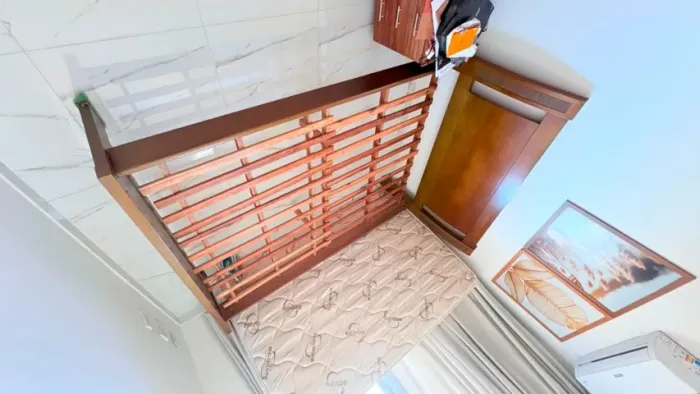 Cama de Madeira com Colchão de Mola
