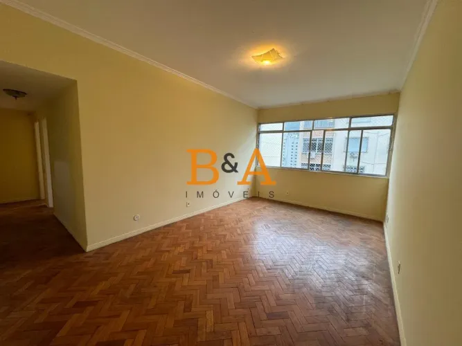 Amplo Apartamento com 4 Quartos em Prédio Residencial de Copacabana