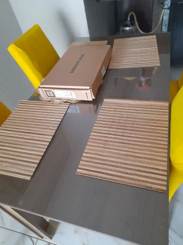 Mesa com 1 mês de uso , quatro cadeiras  