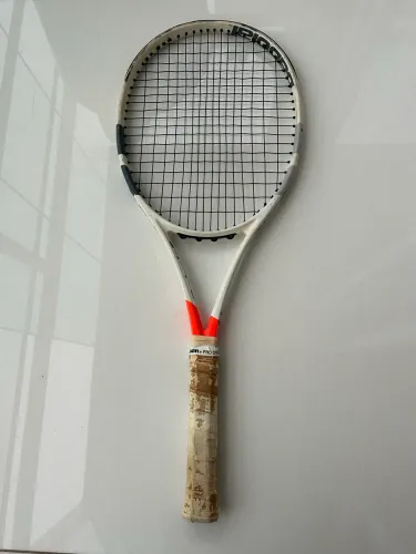 Raquete de tênis babolat strike- usada ( está trincada na lateral)