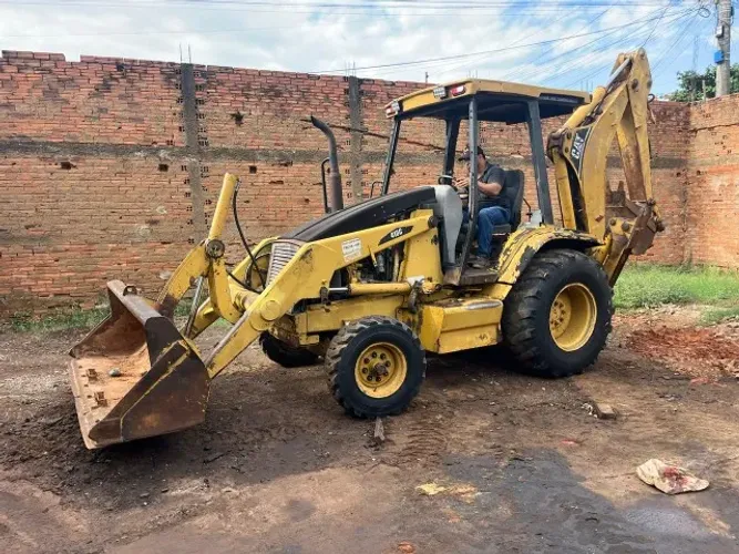 Retroescavadeira Caterpillar 2001 416C Operacional