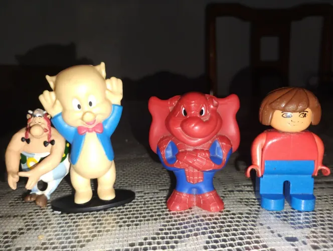 Vendo um lote de bonecos